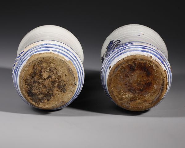 MANIFATTURA DI LATERZA DEL XVIII SECOLO : Coppia di albarelli in maiolica di forma a rocchetto raffigurante sul fronte due leoni specchiati e incatenati a una torre  - Asta Asta 387 | ARTE ANTICA E DEL XIX SECOLO - DAL RINASCIMENTO AL SIMBOLISMO: OPERE DA COLLEZIONI ITALIANE Tradizionale - Associazione Nazionale - Case d'Asta italiane