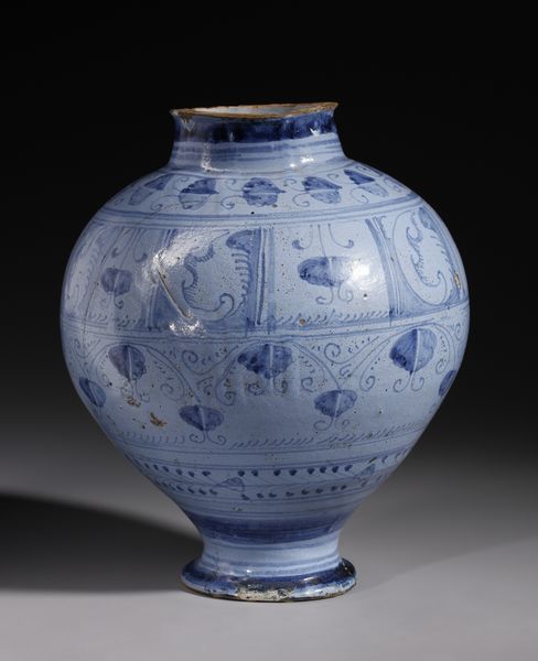 MANIFATTURA LAZIALE DEL XVIII SECOLO : Boccia in maiolica a fondo berrettino con decorazioni fitomorfe e geometriche  - Asta Asta 387 | ARTE ANTICA E DEL XIX SECOLO - DAL RINASCIMENTO AL SIMBOLISMO: OPERE DA COLLEZIONI ITALIANE Tradizionale - Associazione Nazionale - Case d'Asta italiane
