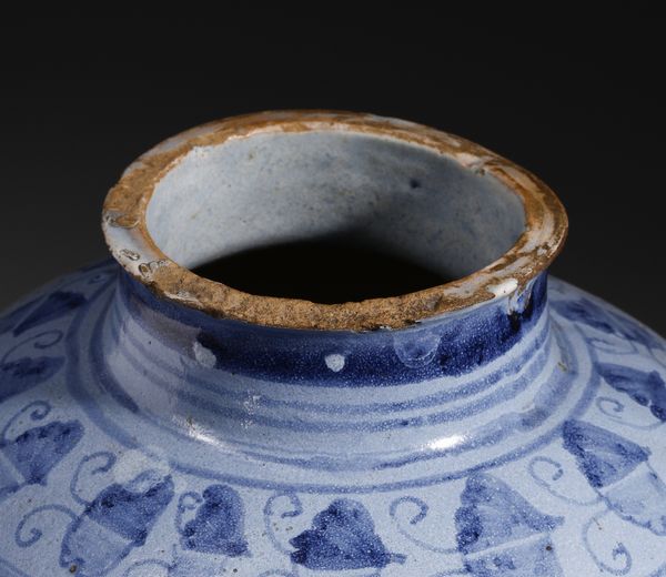 MANIFATTURA LAZIALE DEL XVIII SECOLO : Boccia in maiolica a fondo berrettino con decorazioni fitomorfe e geometriche  - Asta Asta 387 | ARTE ANTICA E DEL XIX SECOLO - DAL RINASCIMENTO AL SIMBOLISMO: OPERE DA COLLEZIONI ITALIANE Tradizionale - Associazione Nazionale - Case d'Asta italiane