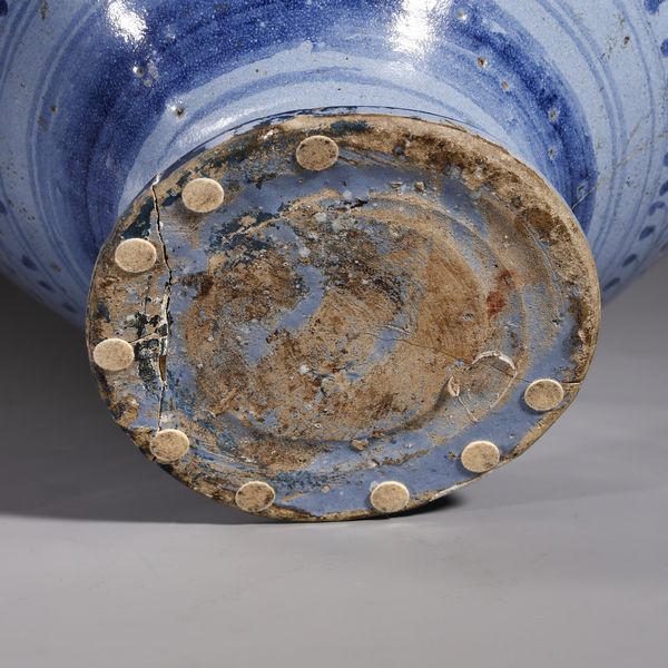 MANIFATTURA LAZIALE DEL XVIII SECOLO : Boccia in maiolica a fondo berrettino con decorazioni fitomorfe e geometriche  - Asta Asta 387 | ARTE ANTICA E DEL XIX SECOLO - DAL RINASCIMENTO AL SIMBOLISMO: OPERE DA COLLEZIONI ITALIANE Tradizionale - Associazione Nazionale - Case d'Asta italiane