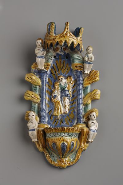 MANIFATTURA CAMPANA DEL XVIII SECOLO : Acquasantiera in maiolica policroma raffigurante al centro l'angelo custode con un fanciullo, lungo i bordi figure di putti e sulla sommit un baldacchino in forma di corona.  - Asta Asta 387 | ARTE ANTICA E DEL XIX SECOLO - DAL RINASCIMENTO AL SIMBOLISMO: OPERE DA COLLEZIONI ITALIANE Tradizionale - Associazione Nazionale - Case d'Asta italiane