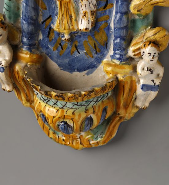 MANIFATTURA CAMPANA DEL XVIII SECOLO : Acquasantiera in maiolica policroma raffigurante al centro l'angelo custode con un fanciullo, lungo i bordi figure di putti e sulla sommit un baldacchino in forma di corona.  - Asta Asta 387 | ARTE ANTICA E DEL XIX SECOLO - DAL RINASCIMENTO AL SIMBOLISMO: OPERE DA COLLEZIONI ITALIANE Tradizionale - Associazione Nazionale - Case d'Asta italiane