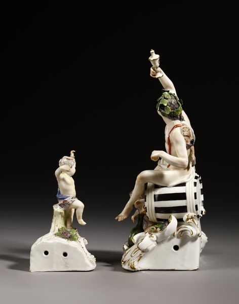 MANIFATTURA DI MEISSEN DEL XIX SECOLO : Gruppo in porcellana raffigurante Dioniso seduto su un otre di vino recante uno stemma e attorniato da due giovani satiri  - Asta Asta 387 | ARTE ANTICA E DEL XIX SECOLO - DAL RINASCIMENTO AL SIMBOLISMO: OPERE DA COLLEZIONI ITALIANE Tradizionale - Associazione Nazionale - Case d'Asta italiane