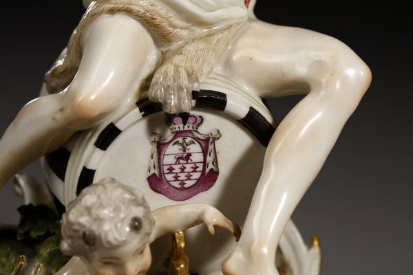 MANIFATTURA DI MEISSEN DEL XIX SECOLO : Gruppo in porcellana raffigurante Dioniso seduto su un otre di vino recante uno stemma e attorniato da due giovani satiri  - Asta Asta 387 | ARTE ANTICA E DEL XIX SECOLO - DAL RINASCIMENTO AL SIMBOLISMO: OPERE DA COLLEZIONI ITALIANE Tradizionale - Associazione Nazionale - Case d'Asta italiane