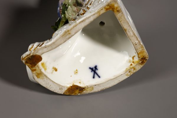 MANIFATTURA DI MEISSEN DEL XIX SECOLO : Gruppo in porcellana raffigurante Dioniso seduto su un otre di vino recante uno stemma e attorniato da due giovani satiri  - Asta Asta 387 | ARTE ANTICA E DEL XIX SECOLO - DAL RINASCIMENTO AL SIMBOLISMO: OPERE DA COLLEZIONI ITALIANE Tradizionale - Associazione Nazionale - Case d'Asta italiane