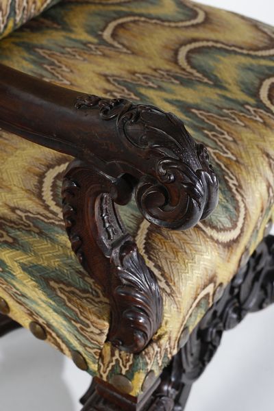 MANIFATTURA ITALIANA DEL XVII-XVIII SECOLO : Coppia di seggioloni in legno intagliato, braccioli con nervature e motivi fitomorfi, gambe unite da traversa a crociera intagliata a decori vegetali, rivestimento in tessuto fiammato  - Asta Asta 387 | ARTE ANTICA E DEL XIX SECOLO - DAL RINASCIMENTO AL SIMBOLISMO: OPERE DA COLLEZIONI ITALIANE Tradizionale - Associazione Nazionale - Case d'Asta italiane