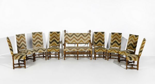 MANIFATTURA ITALIANA DEL XVIII SECOLO : Otto sedie e un divano in noce, schienale e seduta rivestiti in tessuto fiammato, gambe anteriori e traverse delle sedie tornite a rocchetto  - Asta Asta 387 | ARTE ANTICA E DEL XIX SECOLO - DAL RINASCIMENTO AL SIMBOLISMO: OPERE DA COLLEZIONI ITALIANE Tradizionale - Associazione Nazionale - Case d'Asta italiane
