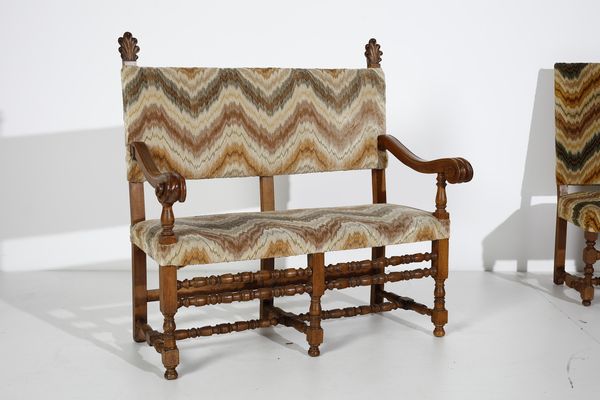 MANIFATTURA ITALIANA DEL XVIII SECOLO : Otto sedie e un divano in noce, schienale e seduta rivestiti in tessuto fiammato, gambe anteriori e traverse delle sedie tornite a rocchetto  - Asta Asta 387 | ARTE ANTICA E DEL XIX SECOLO - DAL RINASCIMENTO AL SIMBOLISMO: OPERE DA COLLEZIONI ITALIANE Tradizionale - Associazione Nazionale - Case d'Asta italiane