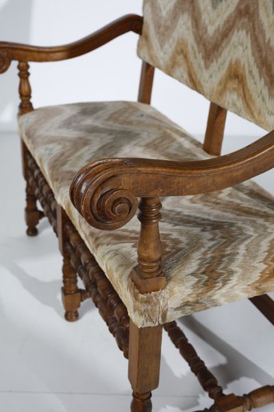 MANIFATTURA ITALIANA DEL XVIII SECOLO : Otto sedie e un divano in noce, schienale e seduta rivestiti in tessuto fiammato, gambe anteriori e traverse delle sedie tornite a rocchetto  - Asta Asta 387 | ARTE ANTICA E DEL XIX SECOLO - DAL RINASCIMENTO AL SIMBOLISMO: OPERE DA COLLEZIONI ITALIANE Tradizionale - Associazione Nazionale - Case d'Asta italiane