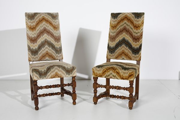 MANIFATTURA ITALIANA DEL XVIII SECOLO : Otto sedie e un divano in noce, schienale e seduta rivestiti in tessuto fiammato, gambe anteriori e traverse delle sedie tornite a rocchetto  - Asta Asta 387 | ARTE ANTICA E DEL XIX SECOLO - DAL RINASCIMENTO AL SIMBOLISMO: OPERE DA COLLEZIONI ITALIANE Tradizionale - Associazione Nazionale - Case d'Asta italiane