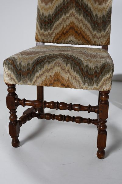 MANIFATTURA ITALIANA DEL XVIII SECOLO : Otto sedie e un divano in noce, schienale e seduta rivestiti in tessuto fiammato, gambe anteriori e traverse delle sedie tornite a rocchetto  - Asta Asta 387 | ARTE ANTICA E DEL XIX SECOLO - DAL RINASCIMENTO AL SIMBOLISMO: OPERE DA COLLEZIONI ITALIANE Tradizionale - Associazione Nazionale - Case d'Asta italiane