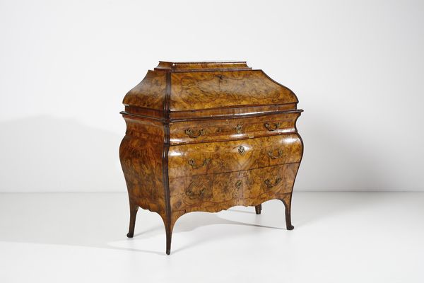 MANIFATTURA LOMBARDA DEL XVIII SECOLO : Ribalta ad urna lastronata in noce e radica di noce, fronte e fianchi bombati,  cassetto nella fascia e parte inferiore a due cassetti, anta calatoia con scarabattolo, gambe mosse con piede a ricciolo  - Asta Asta 387 | ARTE ANTICA E DEL XIX SECOLO - DAL RINASCIMENTO AL SIMBOLISMO: OPERE DA COLLEZIONI ITALIANE Tradizionale - Associazione Nazionale - Case d'Asta italiane