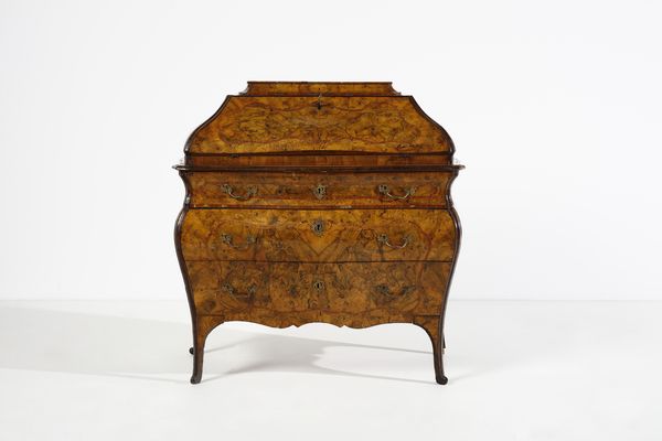 MANIFATTURA LOMBARDA DEL XVIII SECOLO : Ribalta ad urna lastronata in noce e radica di noce, fronte e fianchi bombati,  cassetto nella fascia e parte inferiore a due cassetti, anta calatoia con scarabattolo, gambe mosse con piede a ricciolo  - Asta Asta 387 | ARTE ANTICA E DEL XIX SECOLO - DAL RINASCIMENTO AL SIMBOLISMO: OPERE DA COLLEZIONI ITALIANE Tradizionale - Associazione Nazionale - Case d'Asta italiane