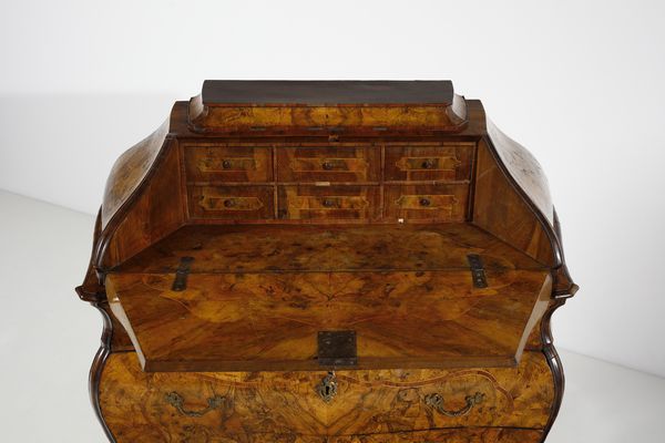 MANIFATTURA LOMBARDA DEL XVIII SECOLO : Ribalta ad urna lastronata in noce e radica di noce, fronte e fianchi bombati,  cassetto nella fascia e parte inferiore a due cassetti, anta calatoia con scarabattolo, gambe mosse con piede a ricciolo  - Asta Asta 387 | ARTE ANTICA E DEL XIX SECOLO - DAL RINASCIMENTO AL SIMBOLISMO: OPERE DA COLLEZIONI ITALIANE Tradizionale - Associazione Nazionale - Case d'Asta italiane