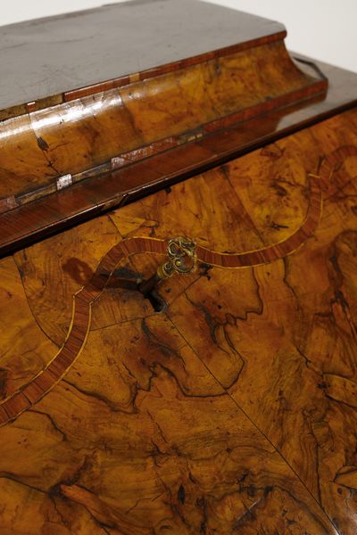 MANIFATTURA LOMBARDA DEL XVIII SECOLO : Ribalta ad urna lastronata in noce e radica di noce, fronte e fianchi bombati,  cassetto nella fascia e parte inferiore a due cassetti, anta calatoia con scarabattolo, gambe mosse con piede a ricciolo  - Asta Asta 387 | ARTE ANTICA E DEL XIX SECOLO - DAL RINASCIMENTO AL SIMBOLISMO: OPERE DA COLLEZIONI ITALIANE Tradizionale - Associazione Nazionale - Case d'Asta italiane