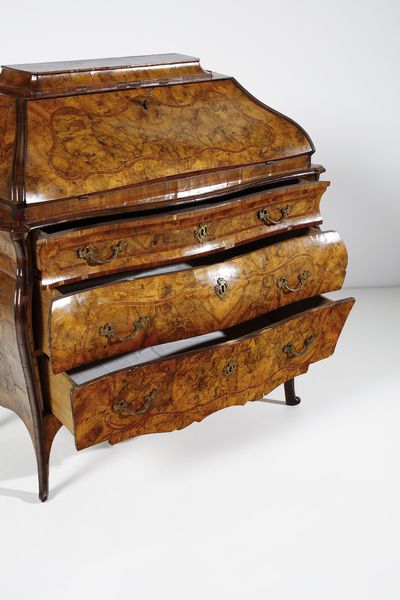 MANIFATTURA LOMBARDA DEL XVIII SECOLO : Ribalta ad urna lastronata in noce e radica di noce, fronte e fianchi bombati,  cassetto nella fascia e parte inferiore a due cassetti, anta calatoia con scarabattolo, gambe mosse con piede a ricciolo  - Asta Asta 387 | ARTE ANTICA E DEL XIX SECOLO - DAL RINASCIMENTO AL SIMBOLISMO: OPERE DA COLLEZIONI ITALIANE Tradizionale - Associazione Nazionale - Case d'Asta italiane