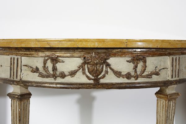 MANIFATTURA ITALIANA DELLA FINE DEL XVIII SECOLO : Consolle demilune con piano in marmo giallo e specchiera in legno intagliato, laccato e parzialmente dorato, decorazioni fitomorfe di gusto neoclassico, gambe troncopiramidali scanalate  - Asta Asta 387 | ARTE ANTICA E DEL XIX SECOLO - DAL RINASCIMENTO AL SIMBOLISMO: OPERE DA COLLEZIONI ITALIANE Tradizionale - Associazione Nazionale - Case d'Asta italiane