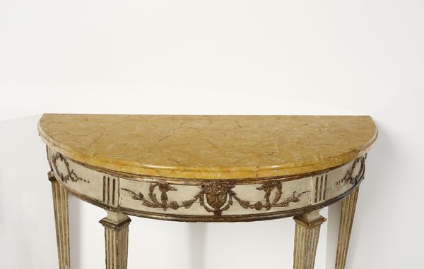 MANIFATTURA ITALIANA DELLA FINE DEL XVIII SECOLO : Consolle demilune con piano in marmo giallo e specchiera in legno intagliato, laccato e parzialmente dorato, decorazioni fitomorfe di gusto neoclassico, gambe troncopiramidali scanalate  - Asta Asta 387 | ARTE ANTICA E DEL XIX SECOLO - DAL RINASCIMENTO AL SIMBOLISMO: OPERE DA COLLEZIONI ITALIANE Tradizionale - Associazione Nazionale - Case d'Asta italiane
