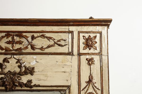 MANIFATTURA ITALIANA DELLA FINE DEL XVIII SECOLO : Consolle demilune con piano in marmo giallo e specchiera in legno intagliato, laccato e parzialmente dorato, decorazioni fitomorfe di gusto neoclassico, gambe troncopiramidali scanalate  - Asta Asta 387 | ARTE ANTICA E DEL XIX SECOLO - DAL RINASCIMENTO AL SIMBOLISMO: OPERE DA COLLEZIONI ITALIANE Tradizionale - Associazione Nazionale - Case d'Asta italiane