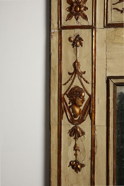 MANIFATTURA ITALIANA DELLA FINE DEL XVIII SECOLO : Consolle demilune con piano in marmo giallo e specchiera in legno intagliato, laccato e parzialmente dorato, decorazioni fitomorfe di gusto neoclassico, gambe troncopiramidali scanalate  - Asta Asta 387 | ARTE ANTICA E DEL XIX SECOLO - DAL RINASCIMENTO AL SIMBOLISMO: OPERE DA COLLEZIONI ITALIANE Tradizionale - Associazione Nazionale - Case d'Asta italiane