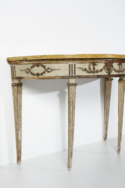 MANIFATTURA ITALIANA DELLA FINE DEL XVIII SECOLO : Consolle demilune con piano in marmo giallo e specchiera in legno intagliato, laccato e parzialmente dorato, decorazioni fitomorfe di gusto neoclassico, gambe troncopiramidali scanalate  - Asta Asta 387 | ARTE ANTICA E DEL XIX SECOLO - DAL RINASCIMENTO AL SIMBOLISMO: OPERE DA COLLEZIONI ITALIANE Tradizionale - Associazione Nazionale - Case d'Asta italiane