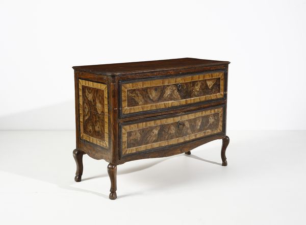 MANIFATTURA CENTROITALIANA DEL XVIII SECOLO : Cassettone in legno dipinto a finta radica, fronte leggermente mosso a due cassetti, fianchi dritti, gambe arcuate  - Asta Asta 387 | ARTE ANTICA E DEL XIX SECOLO - DAL RINASCIMENTO AL SIMBOLISMO: OPERE DA COLLEZIONI ITALIANE Tradizionale - Associazione Nazionale - Case d'Asta italiane