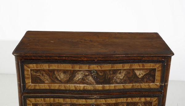 MANIFATTURA CENTROITALIANA DEL XVIII SECOLO : Cassettone in legno dipinto a finta radica, fronte leggermente mosso a due cassetti, fianchi dritti, gambe arcuate  - Asta Asta 387 | ARTE ANTICA E DEL XIX SECOLO - DAL RINASCIMENTO AL SIMBOLISMO: OPERE DA COLLEZIONI ITALIANE Tradizionale - Associazione Nazionale - Case d'Asta italiane