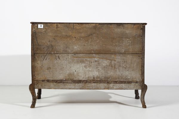 MANIFATTURA CENTROITALIANA DEL XVIII SECOLO : Cassettone in legno dipinto a finta radica, fronte leggermente mosso a due cassetti, fianchi dritti, gambe arcuate  - Asta Asta 387 | ARTE ANTICA E DEL XIX SECOLO - DAL RINASCIMENTO AL SIMBOLISMO: OPERE DA COLLEZIONI ITALIANE Tradizionale - Associazione Nazionale - Case d'Asta italiane