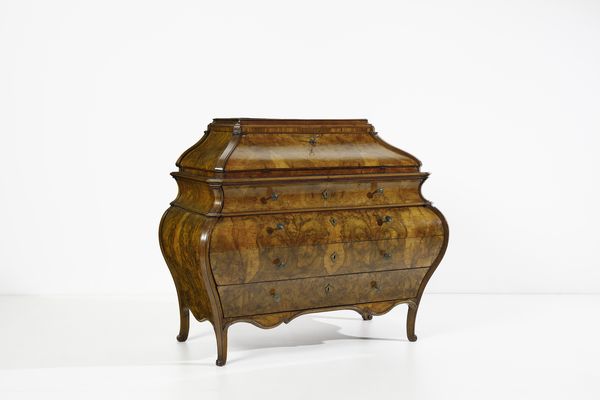 MANIFATTURA LOMBARDA : Ribalta ad urna lastronata in noce e radica di noce, fronte e fianchi mossi,  cassetto nella fascia e parte inferiore a tre cassetti, anta calatoia con scarabattolo, gambe arcuate con piede a ricciolo  - Asta Asta 387 | ARTE ANTICA E DEL XIX SECOLO - DAL RINASCIMENTO AL SIMBOLISMO: OPERE DA COLLEZIONI ITALIANE Tradizionale - Associazione Nazionale - Case d'Asta italiane