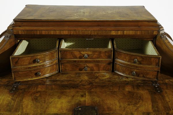 MANIFATTURA LOMBARDA : Ribalta ad urna lastronata in noce e radica di noce, fronte e fianchi mossi,  cassetto nella fascia e parte inferiore a tre cassetti, anta calatoia con scarabattolo, gambe arcuate con piede a ricciolo  - Asta Asta 387 | ARTE ANTICA E DEL XIX SECOLO - DAL RINASCIMENTO AL SIMBOLISMO: OPERE DA COLLEZIONI ITALIANE Tradizionale - Associazione Nazionale - Case d'Asta italiane