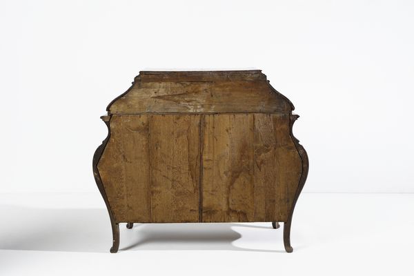 MANIFATTURA LOMBARDA : Ribalta ad urna lastronata in noce e radica di noce, fronte e fianchi mossi,  cassetto nella fascia e parte inferiore a tre cassetti, anta calatoia con scarabattolo, gambe arcuate con piede a ricciolo  - Asta Asta 387 | ARTE ANTICA E DEL XIX SECOLO - DAL RINASCIMENTO AL SIMBOLISMO: OPERE DA COLLEZIONI ITALIANE Tradizionale - Associazione Nazionale - Case d'Asta italiane