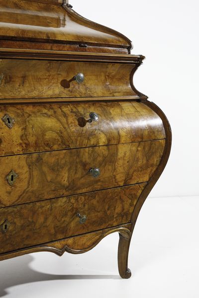 MANIFATTURA LOMBARDA : Ribalta ad urna lastronata in noce e radica di noce, fronte e fianchi mossi,  cassetto nella fascia e parte inferiore a tre cassetti, anta calatoia con scarabattolo, gambe arcuate con piede a ricciolo  - Asta Asta 387 | ARTE ANTICA E DEL XIX SECOLO - DAL RINASCIMENTO AL SIMBOLISMO: OPERE DA COLLEZIONI ITALIANE Tradizionale - Associazione Nazionale - Case d'Asta italiane