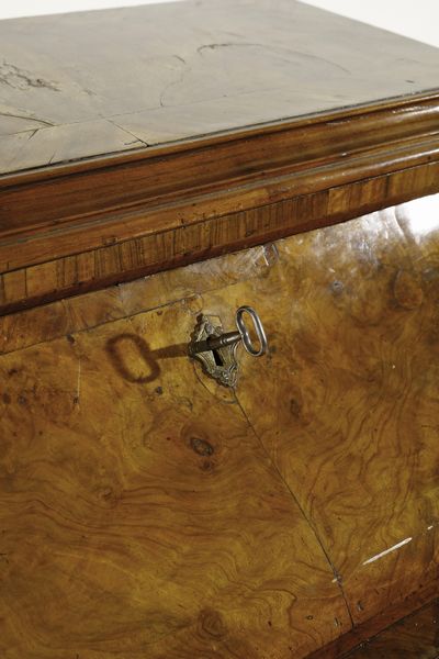 MANIFATTURA LOMBARDA : Ribalta ad urna lastronata in noce e radica di noce, fronte e fianchi mossi,  cassetto nella fascia e parte inferiore a tre cassetti, anta calatoia con scarabattolo, gambe arcuate con piede a ricciolo  - Asta Asta 387 | ARTE ANTICA E DEL XIX SECOLO - DAL RINASCIMENTO AL SIMBOLISMO: OPERE DA COLLEZIONI ITALIANE Tradizionale - Associazione Nazionale - Case d'Asta italiane