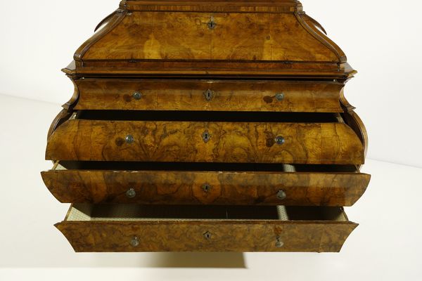 MANIFATTURA LOMBARDA : Ribalta ad urna lastronata in noce e radica di noce, fronte e fianchi mossi,  cassetto nella fascia e parte inferiore a tre cassetti, anta calatoia con scarabattolo, gambe arcuate con piede a ricciolo  - Asta Asta 387 | ARTE ANTICA E DEL XIX SECOLO - DAL RINASCIMENTO AL SIMBOLISMO: OPERE DA COLLEZIONI ITALIANE Tradizionale - Associazione Nazionale - Case d'Asta italiane