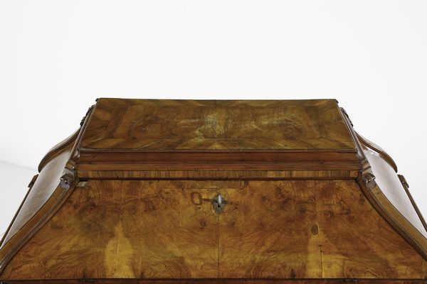 MANIFATTURA LOMBARDA : Ribalta ad urna lastronata in noce e radica di noce, fronte e fianchi mossi,  cassetto nella fascia e parte inferiore a tre cassetti, anta calatoia con scarabattolo, gambe arcuate con piede a ricciolo  - Asta Asta 387 | ARTE ANTICA E DEL XIX SECOLO - DAL RINASCIMENTO AL SIMBOLISMO: OPERE DA COLLEZIONI ITALIANE Tradizionale - Associazione Nazionale - Case d'Asta italiane