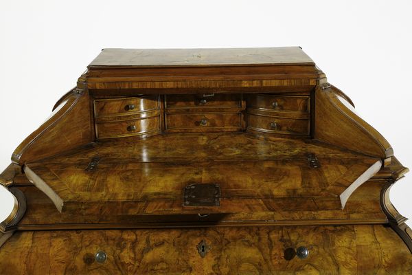 MANIFATTURA LOMBARDA : Ribalta ad urna lastronata in noce e radica di noce, fronte e fianchi mossi,  cassetto nella fascia e parte inferiore a tre cassetti, anta calatoia con scarabattolo, gambe arcuate con piede a ricciolo  - Asta Asta 387 | ARTE ANTICA E DEL XIX SECOLO - DAL RINASCIMENTO AL SIMBOLISMO: OPERE DA COLLEZIONI ITALIANE Tradizionale - Associazione Nazionale - Case d'Asta italiane