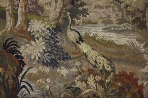 MANIFATTURA FIAMMINGA O FRANCESE DEL XVII SECOLO : Arazzo raffigurante paesaggio naturale con pavone e volatili in una foresta attraversata da un corso d'acqua, entro bordura decorata a motivi vegetali e floreali  - Asta Asta 387 | ARTE ANTICA E DEL XIX SECOLO - DAL RINASCIMENTO AL SIMBOLISMO: OPERE DA COLLEZIONI ITALIANE Tradizionale - Associazione Nazionale - Case d'Asta italiane