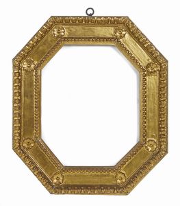 MANIFATTURA FIORENTINA DEL XVI SECOLO - Cornice ottagonale in legno intagliato e dorato con bordo esterno decorato a ovuli, fascia con elementi floreali intagliati e battuta con decoro a perlinatura