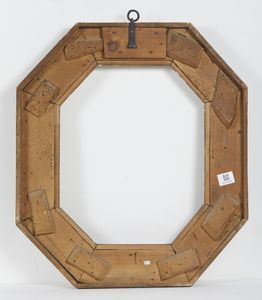 MANIFATTURA FIORENTINA DEL XVI SECOLO : Cornice ottagonale in legno intagliato e dorato con bordo esterno decorato a ovuli, fascia con elementi floreali intagliati e battuta con decoro a perlinatura  - Asta Asta 387 | ARTE ANTICA E DEL XIX SECOLO - DAL RINASCIMENTO AL SIMBOLISMO: OPERE DA COLLEZIONI ITALIANE Tradizionale - Associazione Nazionale - Case d'Asta italiane