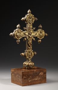 MANIFATTURA DELL'ITALIA SETTENTRIONALE, SECOLO XV : Croce astile in rame sbalzato e dorato, terminali polilobati con la Madonna, S. Giovanni, due angeli e Crocifisso sul fronte, simboli degli evangelisti con al centro Dio Padre sul verso  - Asta Asta 387 | ARTE ANTICA E DEL XIX SECOLO - DAL RINASCIMENTO AL SIMBOLISMO: OPERE DA COLLEZIONI ITALIANE Tradizionale - Associazione Nazionale - Case d'Asta italiane