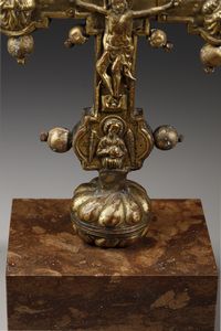 MANIFATTURA DELL'ITALIA SETTENTRIONALE, SECOLO XV : Croce astile in rame sbalzato e dorato, terminali polilobati con la Madonna, S. Giovanni, due angeli e Crocifisso sul fronte, simboli degli evangelisti con al centro Dio Padre sul verso  - Asta Asta 387 | ARTE ANTICA E DEL XIX SECOLO - DAL RINASCIMENTO AL SIMBOLISMO: OPERE DA COLLEZIONI ITALIANE Tradizionale - Associazione Nazionale - Case d'Asta italiane