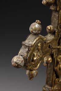MANIFATTURA DELL'ITALIA SETTENTRIONALE, SECOLO XV : Croce astile in rame sbalzato e dorato, terminali polilobati con la Madonna, S. Giovanni, due angeli e Crocifisso sul fronte, simboli degli evangelisti con al centro Dio Padre sul verso  - Asta Asta 387 | ARTE ANTICA E DEL XIX SECOLO - DAL RINASCIMENTO AL SIMBOLISMO: OPERE DA COLLEZIONI ITALIANE Tradizionale - Associazione Nazionale - Case d'Asta italiane