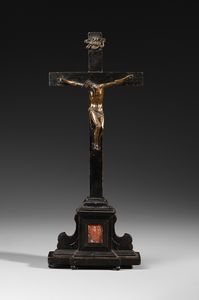 SCULTORE FIORENTINO DEL XVII SECOLO - Crocifisso in bronzo patinato, croce in legno con inserto in pietra dura