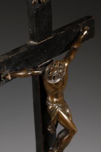 SCULTORE FIORENTINO DEL XVII SECOLO : Crocifisso in bronzo patinato, croce in legno con inserto in pietra dura  - Asta Asta 387 | ARTE ANTICA E DEL XIX SECOLO - DAL RINASCIMENTO AL SIMBOLISMO: OPERE DA COLLEZIONI ITALIANE Tradizionale - Associazione Nazionale - Case d'Asta italiane