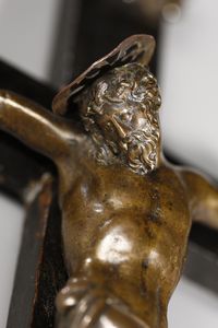 SCULTORE FIORENTINO DEL XVII SECOLO : Crocifisso in bronzo patinato, croce in legno con inserto in pietra dura  - Asta Asta 387 | ARTE ANTICA E DEL XIX SECOLO - DAL RINASCIMENTO AL SIMBOLISMO: OPERE DA COLLEZIONI ITALIANE Tradizionale - Associazione Nazionale - Case d'Asta italiane
