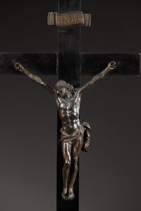 SCULTORE ITALIANO DEL XVII SECOLO : Crocifisso in bronzo patinato, croce in legno  - Asta Asta 387 | ARTE ANTICA E DEL XIX SECOLO - DAL RINASCIMENTO AL SIMBOLISMO: OPERE DA COLLEZIONI ITALIANE Tradizionale - Associazione Nazionale - Case d'Asta italiane
