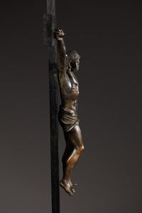 SCULTORE ITALIANO DEL XVII SECOLO : Crocifisso in bronzo patinato, croce in legno  - Asta Asta 387 | ARTE ANTICA E DEL XIX SECOLO - DAL RINASCIMENTO AL SIMBOLISMO: OPERE DA COLLEZIONI ITALIANE Tradizionale - Associazione Nazionale - Case d'Asta italiane