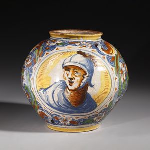 MAESTRO DEI CAPELLI SCAPIGLIATI, VENEZIA, CIRCA 1580 - Attribuito a. Vaso a boccia in maiolica policroma con figure di armigeri entro medaglioni in cornice bianca, corpo decorato da volute fitomorfe e floreali