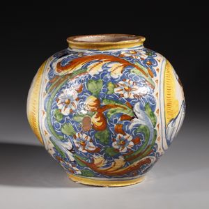MAESTRO DEI CAPELLI SCAPIGLIATI, VENEZIA, CIRCA 1580 : Attribuito a. Vaso a boccia in maiolica policroma con figure di armigeri entro medaglioni in cornice bianca, corpo decorato da volute fitomorfe e floreali  - Asta Asta 387 | ARTE ANTICA E DEL XIX SECOLO - DAL RINASCIMENTO AL SIMBOLISMO: OPERE DA COLLEZIONI ITALIANE Tradizionale - Associazione Nazionale - Case d'Asta italiane