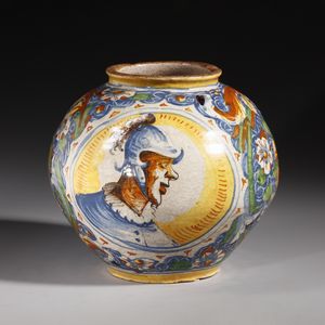 MAESTRO DEI CAPELLI SCAPIGLIATI, VENEZIA, CIRCA 1580 : Attribuito a. Vaso a boccia in maiolica policroma con figure di armigeri entro medaglioni in cornice bianca, corpo decorato da volute fitomorfe e floreali  - Asta Asta 387 | ARTE ANTICA E DEL XIX SECOLO - DAL RINASCIMENTO AL SIMBOLISMO: OPERE DA COLLEZIONI ITALIANE Tradizionale - Associazione Nazionale - Case d'Asta italiane